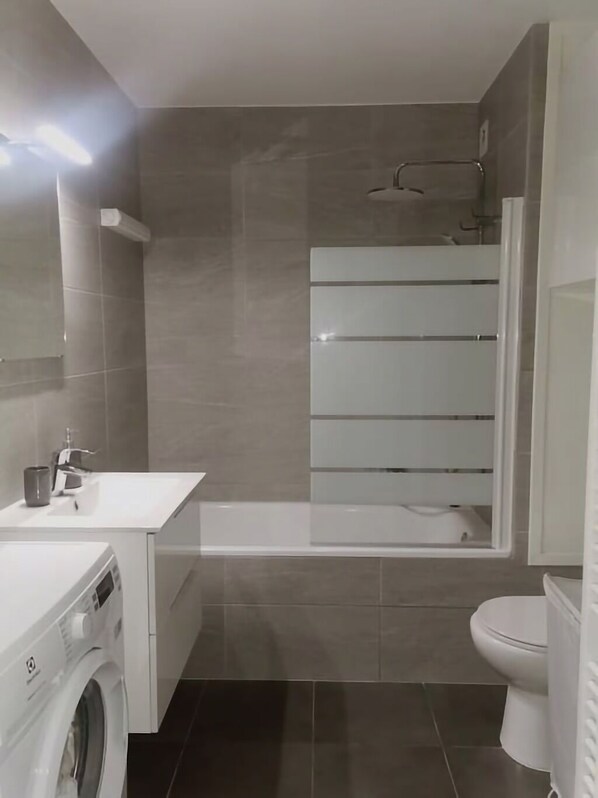 Kostenlose Toilettenartikel, Haartrockner, Handtücher