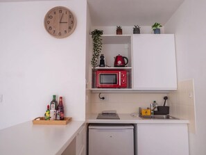 Refrigerador, microondas, cafetera y tetera y utensilios de cocina 