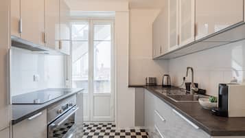 Een koelkast, een microgolfoven, een oven, een vaatwasser