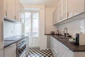 Kjøleskap, mikrobølgeovn, ovn og oppvaskmaskin