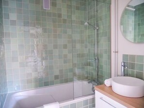 Amenidades de baño gratuitas, secadora de cabello, toallas 