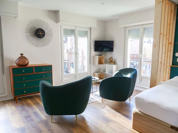 Iron/ironing board, free WiFi, bed sheets