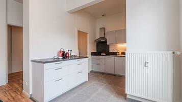 Réfrigérateur, micro-ondes, four, cafetiÚre/bouilloire