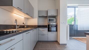 Réfrigérateur, micro-ondes, four, cafetiÚre/bouilloire