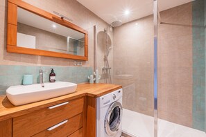 Amenidades de baño gratuitas, secadora de cabello, toallas 