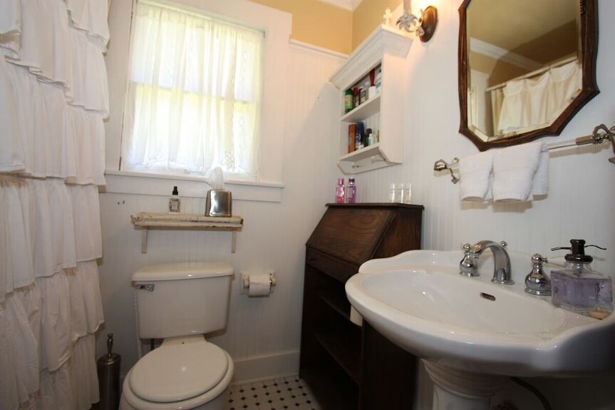 Agape Front Home, Sleeps 2-4, One Block Off Main St., 50a Ev Charging Plug - Fredericksburg, TX