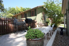 Terrace/patio - Agape Front Home, Sleeps 2-4, one block off Main St., 50A EV charging plug (Fredericksburg)