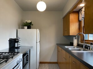 Frigorífico, microondas, horno y placa de cocina