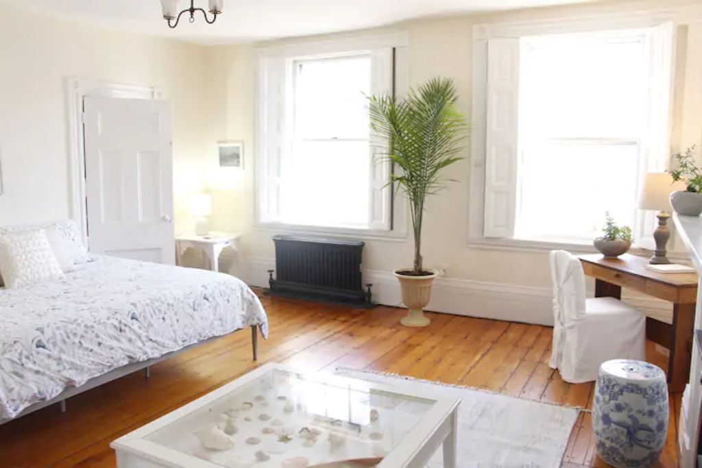 2 makuuhuonetta, työpöytä, silitysrauta/-lauta, vauvan matkasänky