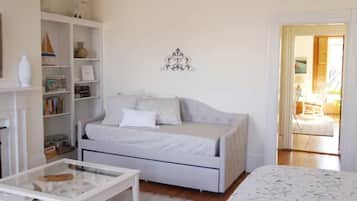 2 makuuhuonetta, työpöytä, silitysrauta/-lauta, vauvan matkasänky