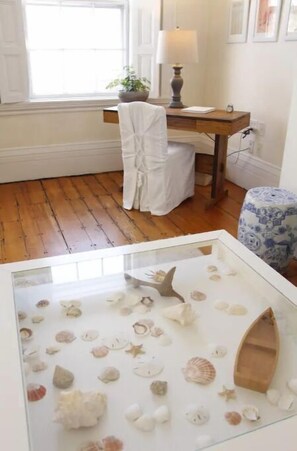 2 bedrooms, desk, iron/ironing board, travel cot - Bright & Sunny West End Apartment with Private Parking. (Portland)