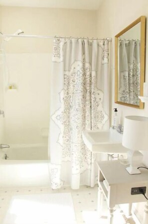 Hair dryer, towels, soap, toilet paper - Bright & Sunny West End Apartment with Private Parking. (Portland)