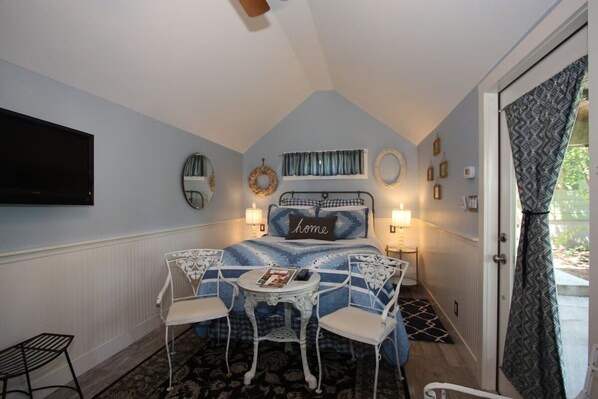 1 bedroom, iron/ironing board, WiFi, bed sheets - Agape side is just one block from historic main street, 50A EV plug available (Fredericksburg)