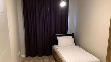 3 Schlafzimmer, Schreibtisch, Bügeleisen/Bügelbrett, Reisekinderbett