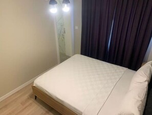 3 chambres, bureau, fer et planche à repasser, lit de bébé portatif