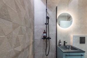 Hair dryer, towels - Sainte-Hélène - One Bedroom Apartment, Sleeps 4 (Strasbourg)