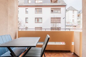 Outdoor dining - Sainte-Hélène - One Bedroom Apartment, Sleeps 4 (Strasbourg)
