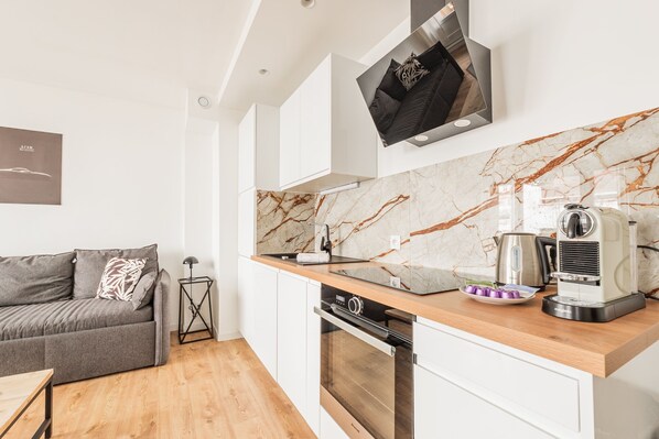 Fridge, oven, dishwasher, coffee/tea maker