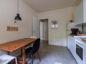 Fridge, oven, coffee/tea maker, electric kettle