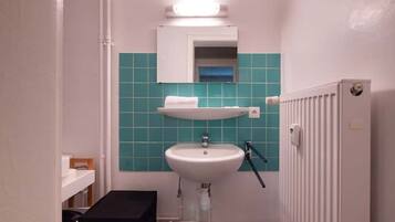 Gratis toiletartikelen, een haardroger, handdoeken
