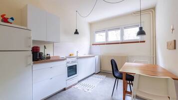 Fridge, oven, coffee/tea maker, electric kettle