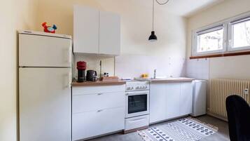 Een koelkast, een oven, een koffiezetapparaat/waterkoker, een waterkoker