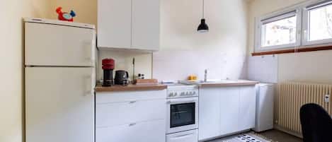 Kühlschrank, Ofen, Wasserkocher mit Kaffee-/Teezubehör, Wasserkocher