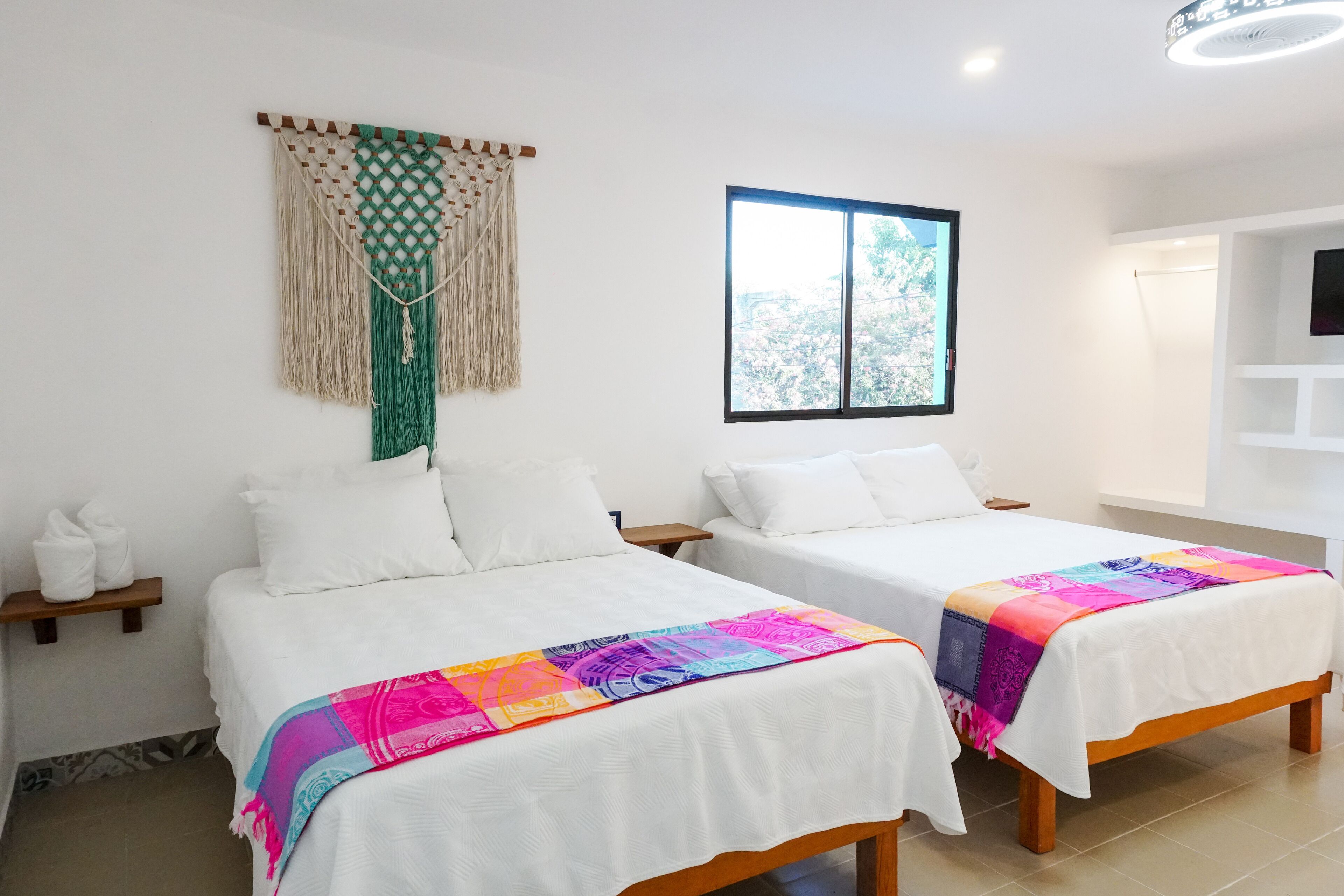 Family Two Queen Beds | 1 Schlafzimmer, Verdunkelungsvorhänge, schallisolierte Zimmer