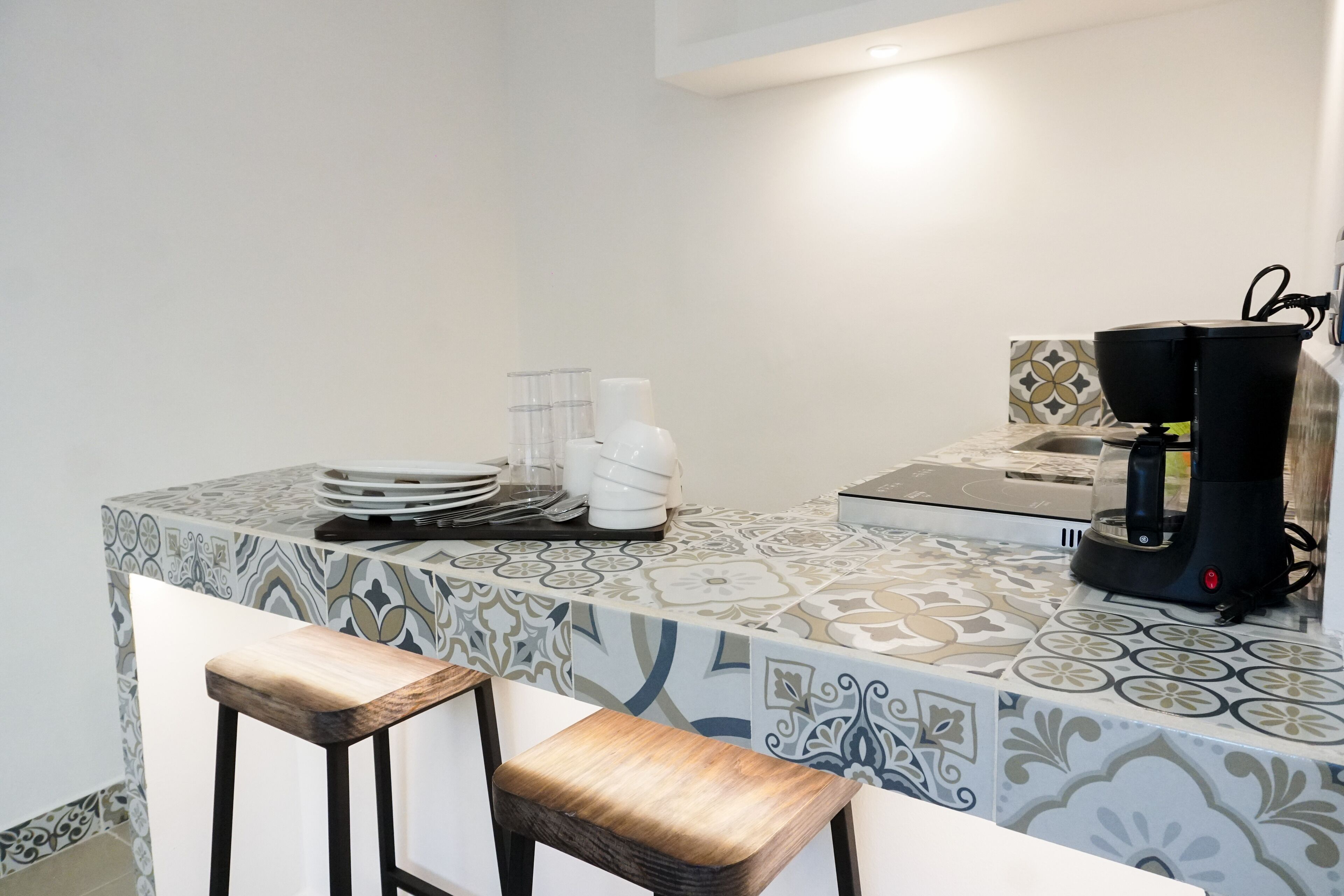 Family Two Queen Beds | Cocina privada | Frigobar, parrilla de estufa, cafetera y tetera y utensilios de cocina 