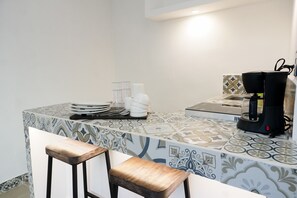 Family Two Queen Beds | 私人厨房 | 迷你冰箱、炉灶、茶具/咖啡用具、厨具/餐具