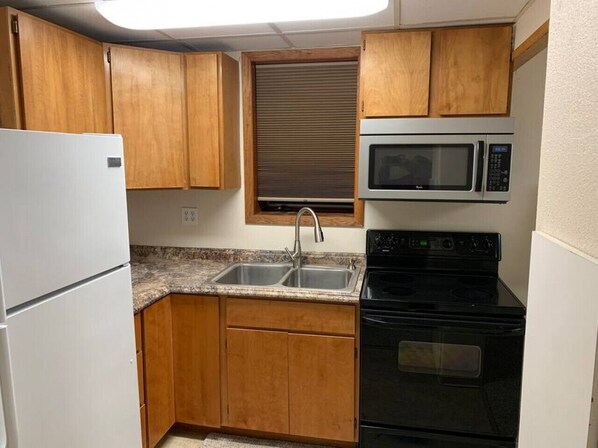 Køleskab, mikrobølgeovn, ovn, kogeplade