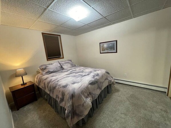 2 slaapkamers, een bureau, een strijkplank/strijkijzer, gratis wifi
