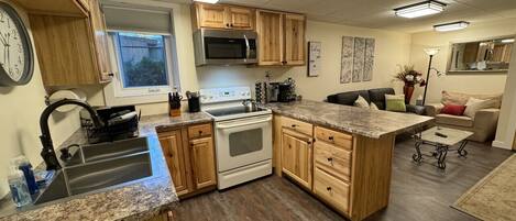 Réfrigérateur, micro-ondes, four, plaque de cuisson