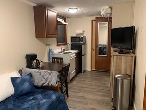 Een bureau, een strijkplank/strijkijzer, gratis wifi, beddengoed