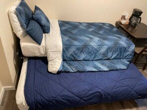 Desk, iron/ironing board, free WiFi, bed sheets - 303 Eff, Cozy · Cozy studio, walk to downtown, near restaurants (Fairbanks)