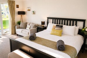 1 bedroom, iron/ironing board, free WiFi, bed sheets - Lodge 6 - Lytton Tree Lodge - Reydon (Reydon)