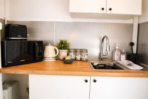Fridge, microwave, electric kettle, toaster - Lodge 6 - Lytton Tree Lodge - Reydon (Reydon)