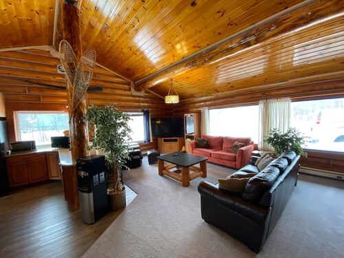 2010 Steese Hwy · Aurora viewing, quiet space, entire log home