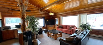 2010 Steese Hwy · Aurora viewing, quiet space, entire log home