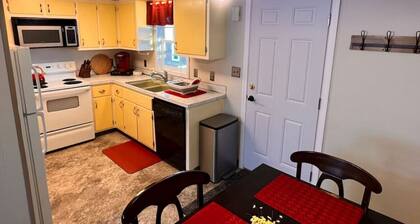 Wild Alaskan 3 Bd Upper Apt Close to downtown