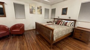 1 bedroom, iron/ironing board, free WiFi, bed sheets - R & R Hideaway Suite (Fairbanks)