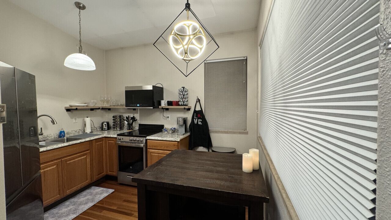 Fridge, oven, stovetop, coffee/tea maker