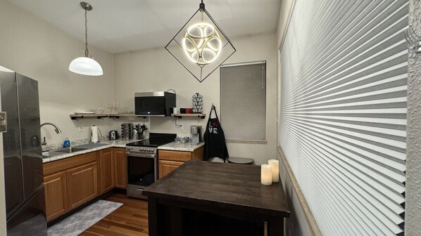 Fridge, oven, stovetop, coffee/tea maker