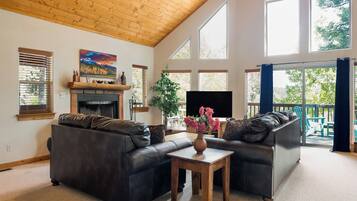 TV connectée, cheminée, baby-foot