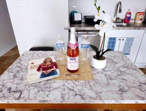 Kylskåp, mikrovågsugn, spishäll och diskmaskin
