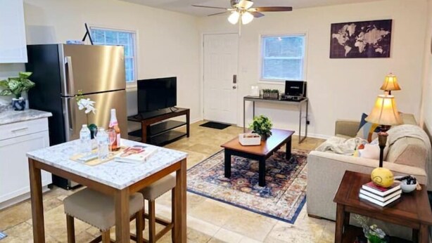 Un espacio habitable compacto con cocina, comedor y zona de estar.