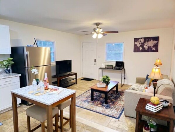 Smart TV, video games, books - Appealing 3 Bed Flat on a quiet street; only minutes to downtown entertainment.  (Durham)
