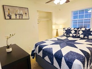 2 bedrooms, desk, iron/ironing board, free WiFi - Appealing 3 Bed Flat on a quiet street; only minutes to downtown entertainment.  (Durham)