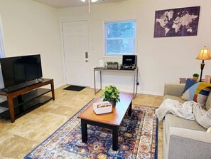 Smart TV, video games, books - Appealing 3 Bed Flat on a quiet street; only minutes to downtown entertainment.  (Durham)