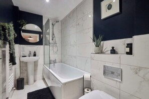 Hair dryer, towels - Homebird Property - Mill Cottage (West Yorkshire)